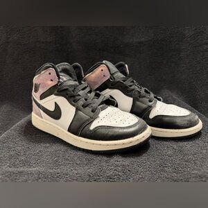 Size 4 (GS)/5.5w- Jordan 1 SE Mid Zen Master
